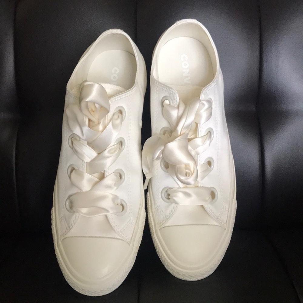 Converse women’s satin big eyelets shoes rare - Picture 2 of 4